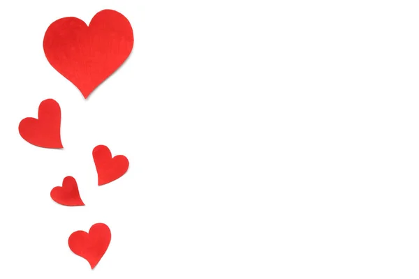 День Святого Валентина, червоні милі серця, зроблені з паперу. Білий фон з нарізаними серцями різних розмірів. Валентинів день романтики. Copyspace — стокове фото