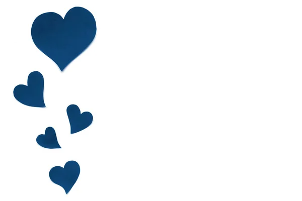 Valentijnsdag kaart achtergrond, klassieke blauwe schattige harten gemaakt van papier. Witte achtergrond met harten in papier gesneden in verschillende grootte. Valentijnsdag romantisch. Kopieerruimte — Stockfoto