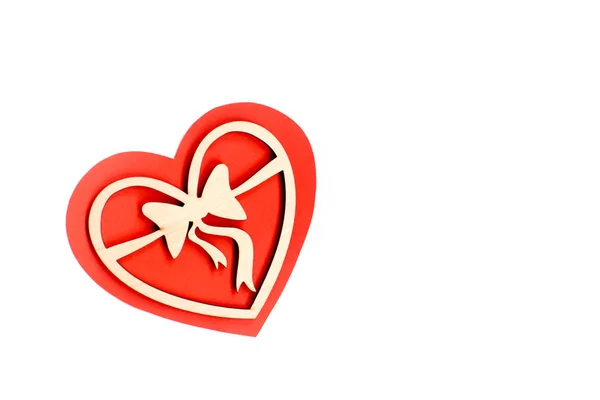 Fondo de la tarjeta del día de San Valentín, corazón lindo rojo hecho de papel. Fondo blanco con corazón en papel y corazón decorativo de madera. Día de San Valentín romántico. Espacio de copia —  Fotos de Stock