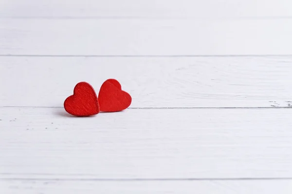 Открытка на день Святого Валентина с красными сердцами на деревянном фоне, любовное послание. Концепция любви. Мбаппе . — стоковое фото
