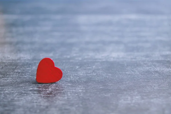 Valentijnskaart met rood hart op donkere houten achtergrond, liefdesboodschap. Liefdesconcept. Romantisch. — Stockfoto