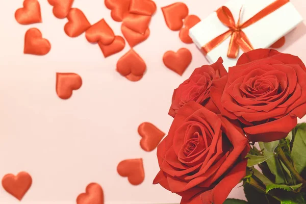 San Valentino sfondo, Rosa rossa con cuori rossi e scatola regalo su sfondo rosa, Per carta e sfondo di nozze — Foto Stock