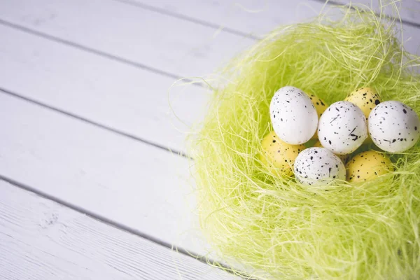 Osterdekoration. Eier in Nestern auf hölzernem Hintergrund — Stockfoto