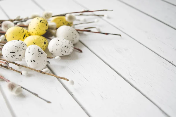 Påskpynt. Willow kvistar och dekorativa ägg på trä bakgrund — Stockfoto