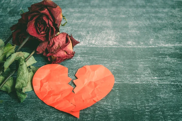 Divorce concept - red broken heart with old rose on wooden background. — Stock Photo, Image