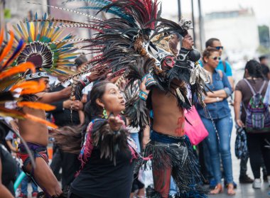 Mexico City, Meksika - 30 Nisan 2017. Aztek dansçılar Zocalo meydanında dans
