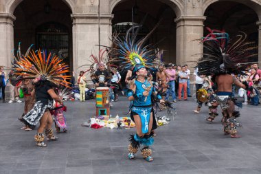 Mexico City, Meksika - 30 Nisan 2017. Aztek dansçılar Zocalo meydanında dans