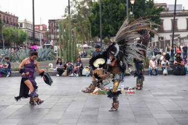 Mexico City, Meksika - 30 Nisan 2017. Aztek dansçılar Zocalo meydanında dans