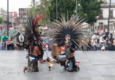Mexico City, Meksika - 30 Nisan 2017. Aztek dansçılar Zocalo meydanında dans