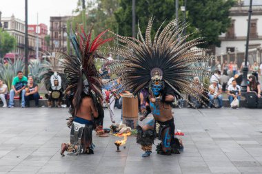 Mexico City, Meksika - 30 Nisan 2017. Aztek dansçılar Zocalo meydanında dans