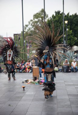 Mexico City, Meksika - 30 Nisan 2017. Aztek dansçılar Zocalo meydanında dans