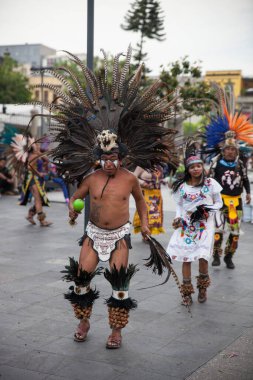 Mexico City, Meksika - 30 Nisan 2017. Aztek dansçılar Zocalo meydanında dans