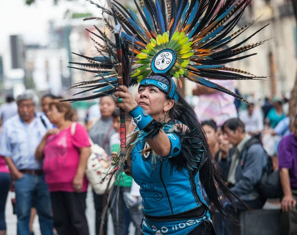 Ciudad de México, México - 30 de abril de 2017. Bailarines aztecas bailando en la plaza del Zócalo — Foto de Stock