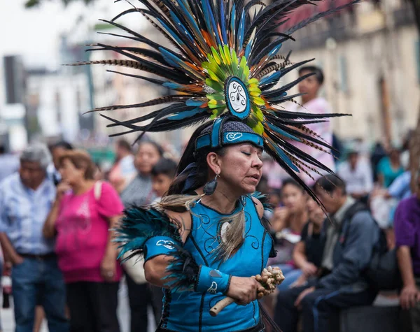 Ciudad de México, México - 30 de abril de 2017. Bailarines aztecas bailando en la plaza del Zócalo — Foto de Stock