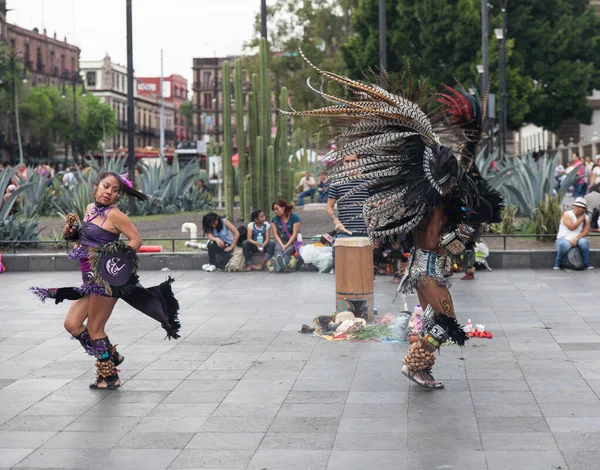 Mexico City, Mexico - April 30, 2017. Aztec dancers dancing in Zocalo square — Stock Photo, Image