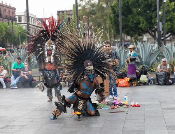Cidade do México, México - 30 de abril de 2017. Dançarinos astecas dançando na praça Zocalo — Fotografia de Stock