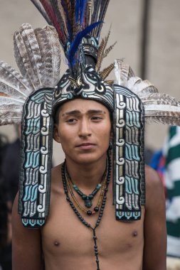 Mexico City, Mexico - 30 Nisan 2017: Aztek dansçıları Zocalo Meydanı 'nda dans ediyor