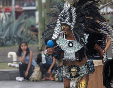 Mexico City, Mexico - 30 Nisan 2017: Aztek dansçıları Zocalo Meydanı 'nda dans ediyor