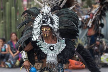 Mexico City, Mexico - 30 Nisan 2017: Aztek dansçıları Zocalo Meydanı 'nda dans ediyor
