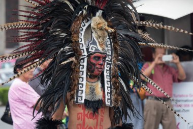 Mexico City, Mexico - 30 Nisan 2017: Aztek dansçıları Zocalo Meydanı 'nda dans ediyor