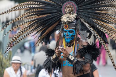 Mexico City, Mexico - 30 Nisan 2017: Aztek dansçıları Zocalo Meydanı 'nda dans ediyor