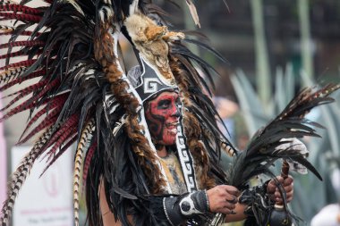 Mexico City, Mexico - 30 Nisan 2017: Aztek dansçıları Zocalo Meydanı 'nda dans ediyor