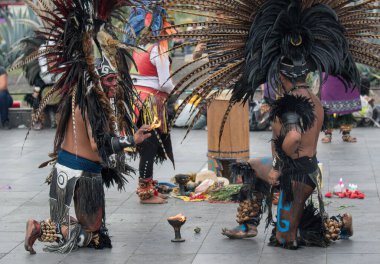 Mexico City, Mexico - 30 Nisan 2017: Aztek dansçıları Zocalo Meydanı 'nda dans ediyor