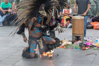 Mexico City, Mexico - 30 Nisan 2017: Aztek dansçıları Zocalo Meydanı 'nda dans ediyor