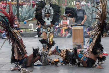Mexico City, Mexico - 30 Nisan 2017: Aztek dansçıları Zocalo Meydanı 'nda dans ediyor