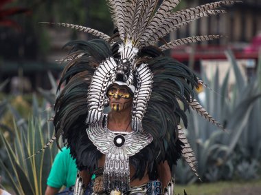 Mexico City, Mexico - 30 Nisan 2017: Aztek dansçıları Zocalo Meydanı 'nda dans ediyor