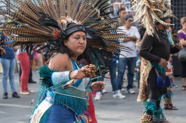 Mexico City, Mexico - 30 Nisan 2017: Aztek dansçıları Zocalo Meydanı 'nda dans ediyor