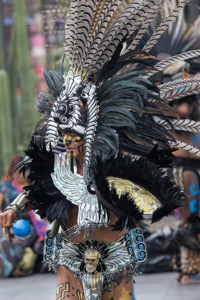 Cidade do México, México - 30 de abril de 2017: dançarinos astecas dançando na praça Zocalo — Fotografia de Stock