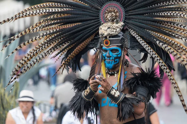 Mexico City, Meksyk - 30 kwietnia 2017: Tancerze azteccy tańczący na placu Zocalo — Zdjęcie stockowe