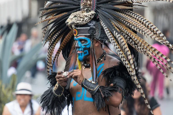 Mexico City, Mexico - April 30, 2017: Aztec dancers dancing in Zocalo square — Stockfoto