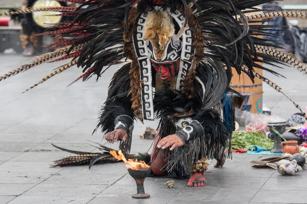 墨西哥城- 2017年4月30日：阿兹特克舞者在Zocalo广场跳舞 — 图库照片