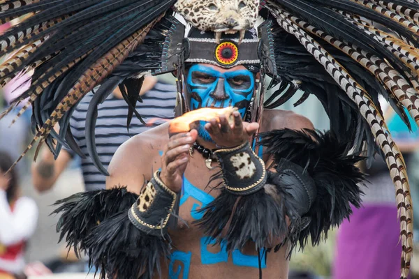 Mexico City, Mexico - 30 Nisan 2017: Aztek dansçıları Zocalo Meydanı 'nda dans ediyor — Stok fotoğraf