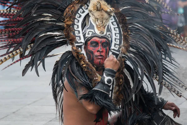 Ciudad de México, México - 30 de abril de 2017: Bailarines aztecas bailando en la plaza del Zócalo —  Fotos de Stock