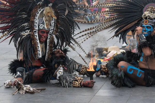 Mexico City, Mexico - 30 Nisan 2017: Aztek dansçıları Zocalo Meydanı 'nda dans ediyor — Stok fotoğraf