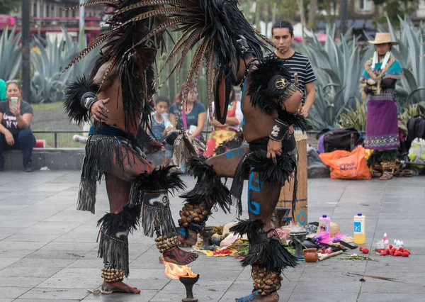 Mexico City, Meksyk - 30 kwietnia 2017: Tancerze azteccy tańczący na placu Zocalo — Zdjęcie stockowe