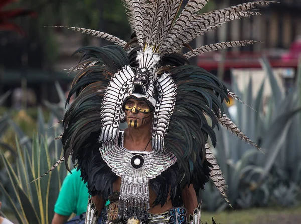 Mexico, Mexique - 30 avril 2017 : Des danseurs aztèques dansent sur la place Zocalo — Photo