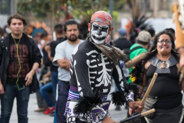 Mexico City, Mexico - 30 Nisan 2017: Aztek dansçıları Zocalo Meydanı 'nda dans ediyor