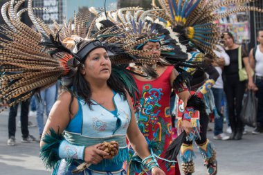 Mexico City, Mexico - 30 Nisan 2017: Aztek dansçıları Zocalo Meydanı 'nda dans ediyor