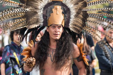 Mexico City, Mexico - 30 Nisan 2017: Aztek dansçıları Zocalo Meydanı 'nda dans ediyor