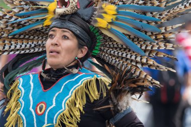 Mexico City, Mexico - 30 Nisan 2017: Aztek dansçıları Zocalo Meydanı 'nda dans ediyor