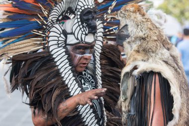 Mexico City, Mexico - 30 Nisan 2017: Aztek dansçıları Zocalo Meydanı 'nda dans ediyor