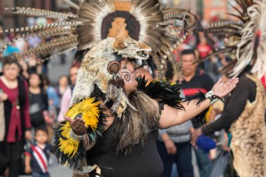 Mexico City, Mexico - 30 Nisan 2017: Aztek dansçıları Zocalo Meydanı 'nda dans ediyor