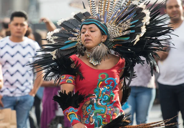 Ciudad de México, México - 30 de abril de 2017: Bailarines aztecas bailando en la plaza del Zócalo — Foto de Stock