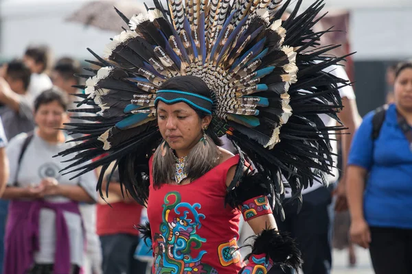 Cidade do México, México - 30 de abril de 2017: dançarinos astecas dançando na praça Zocalo — Fotografia de Stock