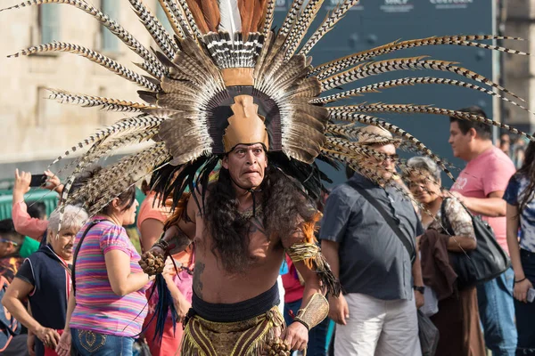 Ciudad de México, México - 30 de abril de 2017: Bailarines aztecas bailando en la plaza del Zócalo — Foto de Stock