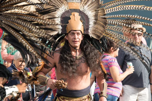 Mexico City, Mexico - April 30, 2017: Aztec dancers dancing in Zocalo square — Stockfoto